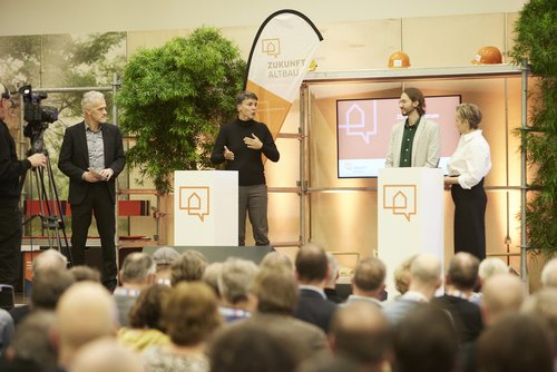 Diskussionsrunde auf der Bühne mit von links nach rechts: Frank Hettler, Sabine Erber, Patrick Zimmermann und Janine Steeger. 