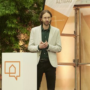 Bühnenszene mit Referent Patrick Zimmermann.