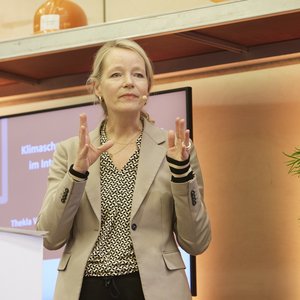 Foto der baden-württembergischen Ministerin für Umwelt Thekla Walker bei ihrer Rede.