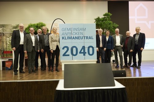 Gruppenbild mit Landesumweltministerin Thekla Walker und zahlreichen Vertretern von verschiedenen Landesorganisationen. 