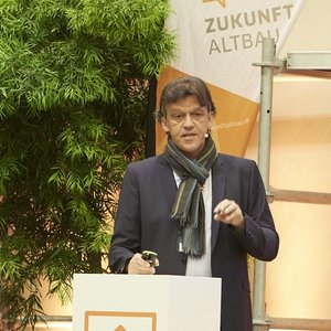 Referent Udo Engelhardt auf der Bühne während seines Vortrags am Rednerpult. 