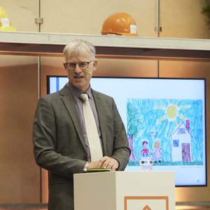 Referent Carel Mohn am Rednerpult bei seinem Vortrag. 