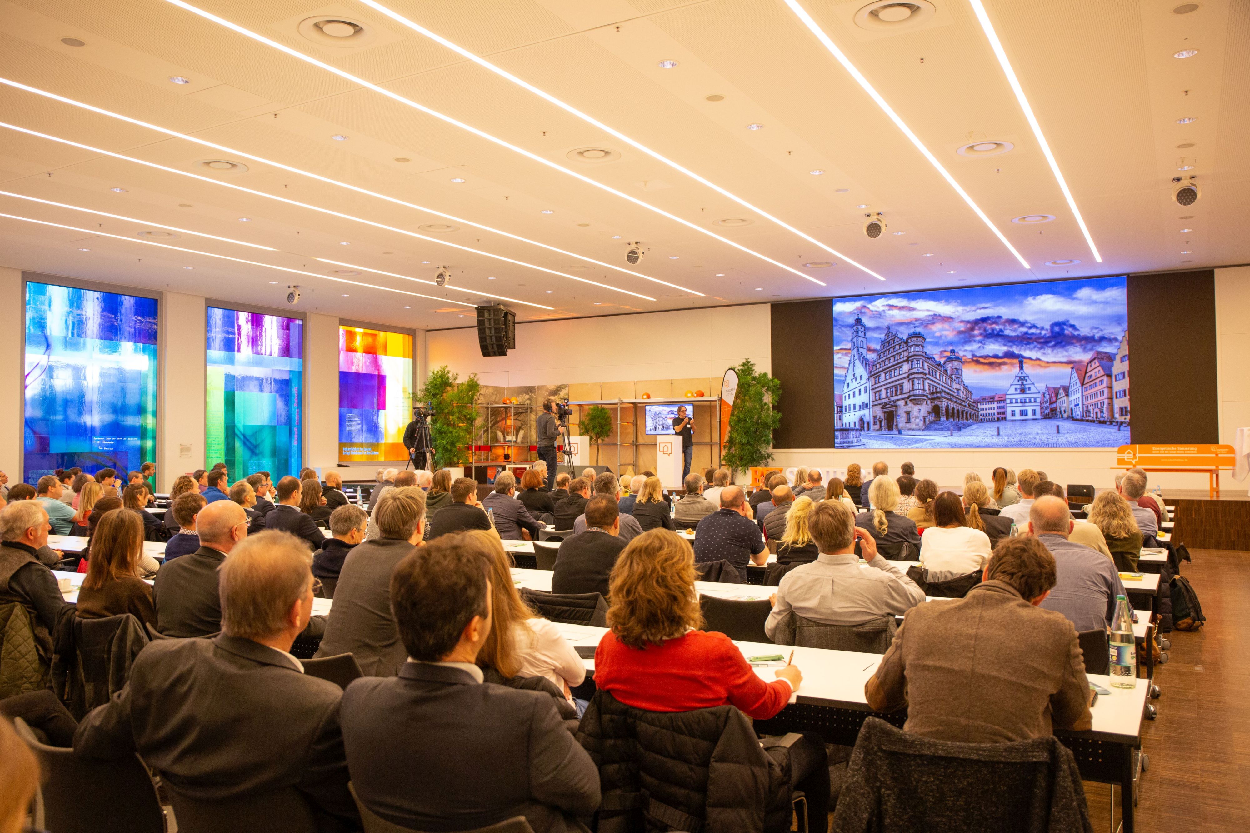 Auf dem Herbstforum Altbau informierten sich rund 750 Fachleute über Neuigkeiten rund um die energetische Sanierung. Zu sehen sind die Zuschauerinnen und Zuschauer.
