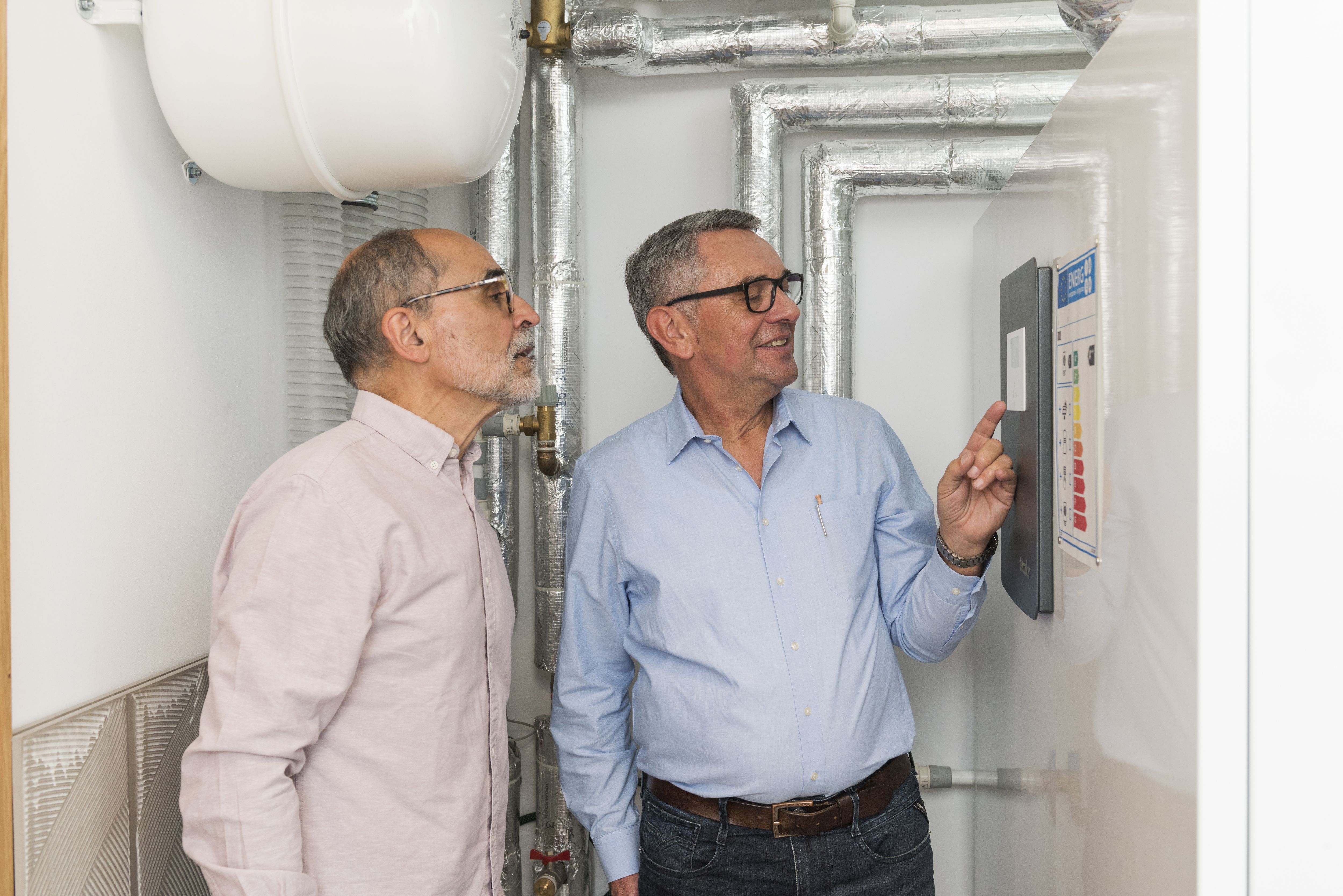 Energieberater mit Senior im Heizungsraum