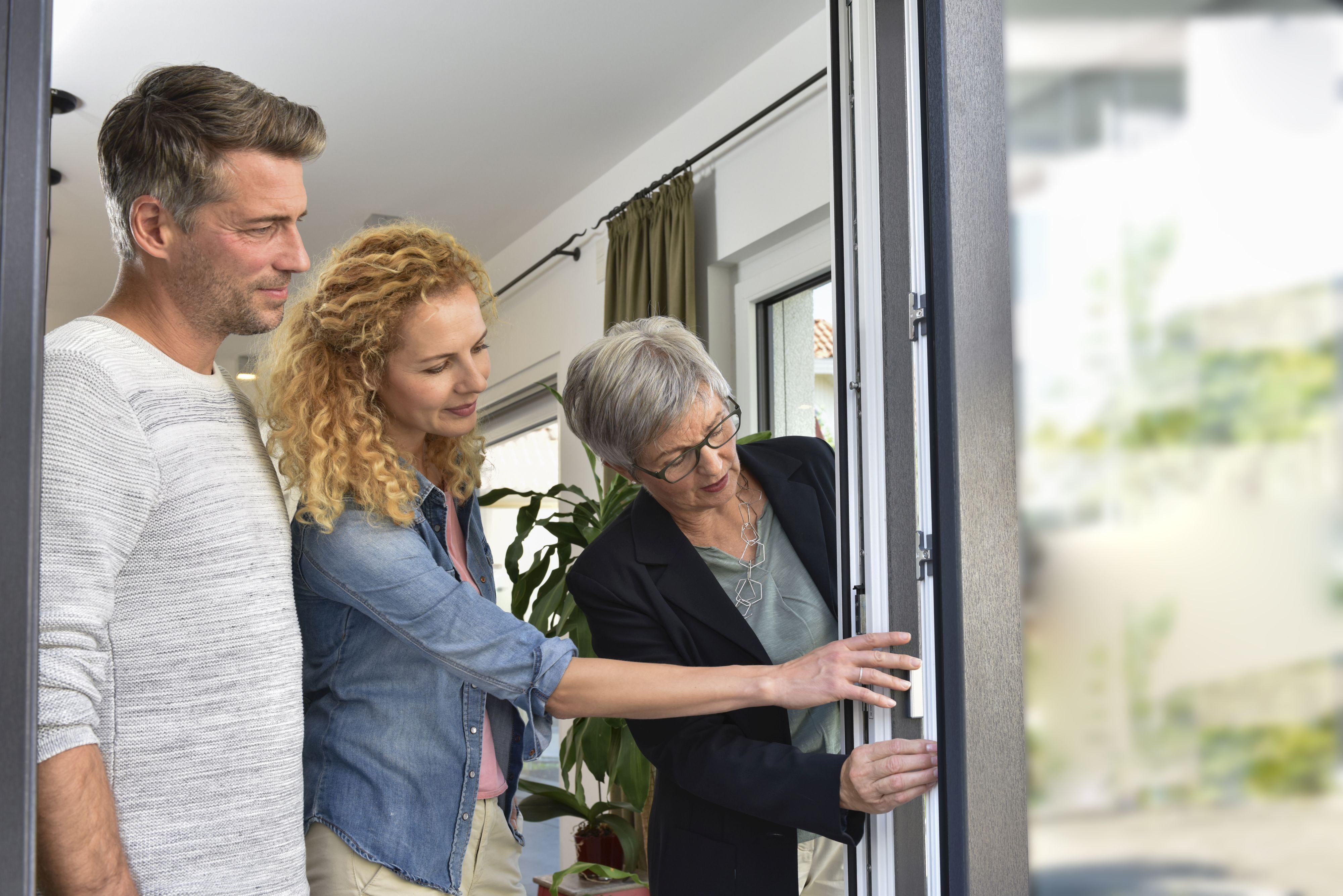 Bei der Sanierung kann man kleinere Maßnahmen wie die Dämmung der Kellerdecke selbst durchführen. Wird es komplizierter, sollte man es Fachleuten überlassen.